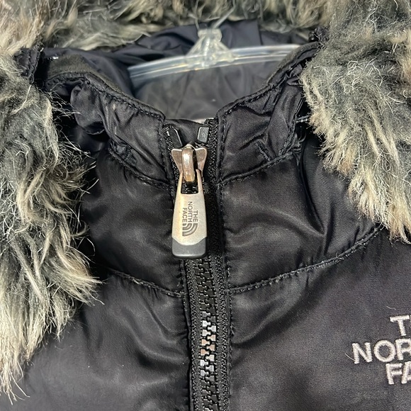 The North Face Goose Down Vest With Detachable Faux Fur Trim Black TNF 550 Med - Picture 7 of 9